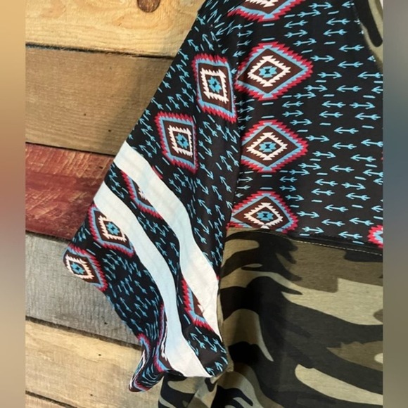 Sunshine & Rodeos Camo And Aztec Print Top Size Large - Picture 6 of 11
